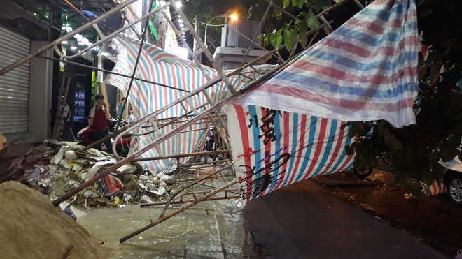 Giàn giáo đổ sập, đè bẹp 2 ô tô, nhiều người thoát chết trong gang tấc